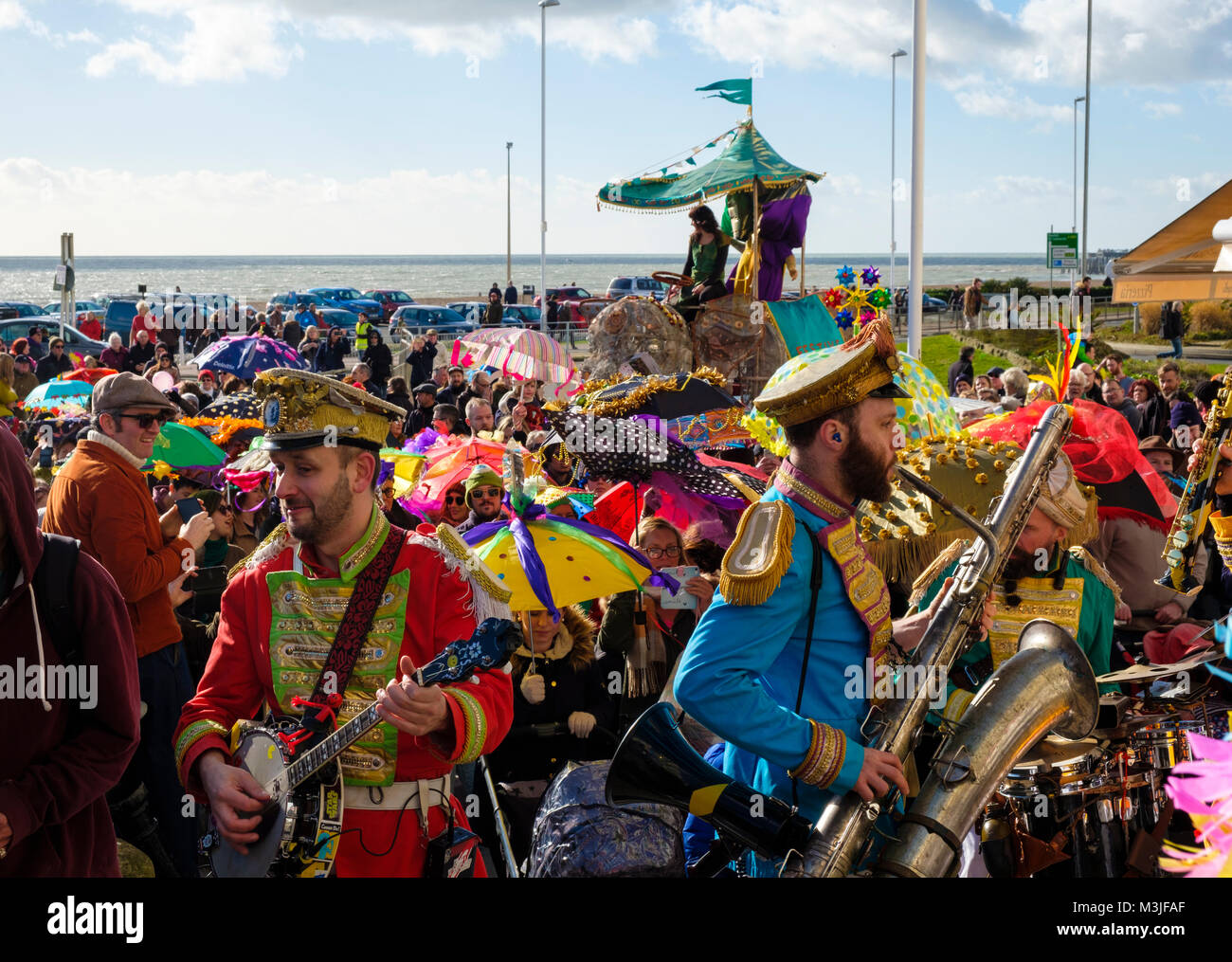 Hastings, East Sussex, UK. 11. Feb 2018. Super sonnigen Tag für die Parade der eingerichteten Sonnenschirme am Fetten Dienstag / Mardi Gras Karneval. Stockfoto