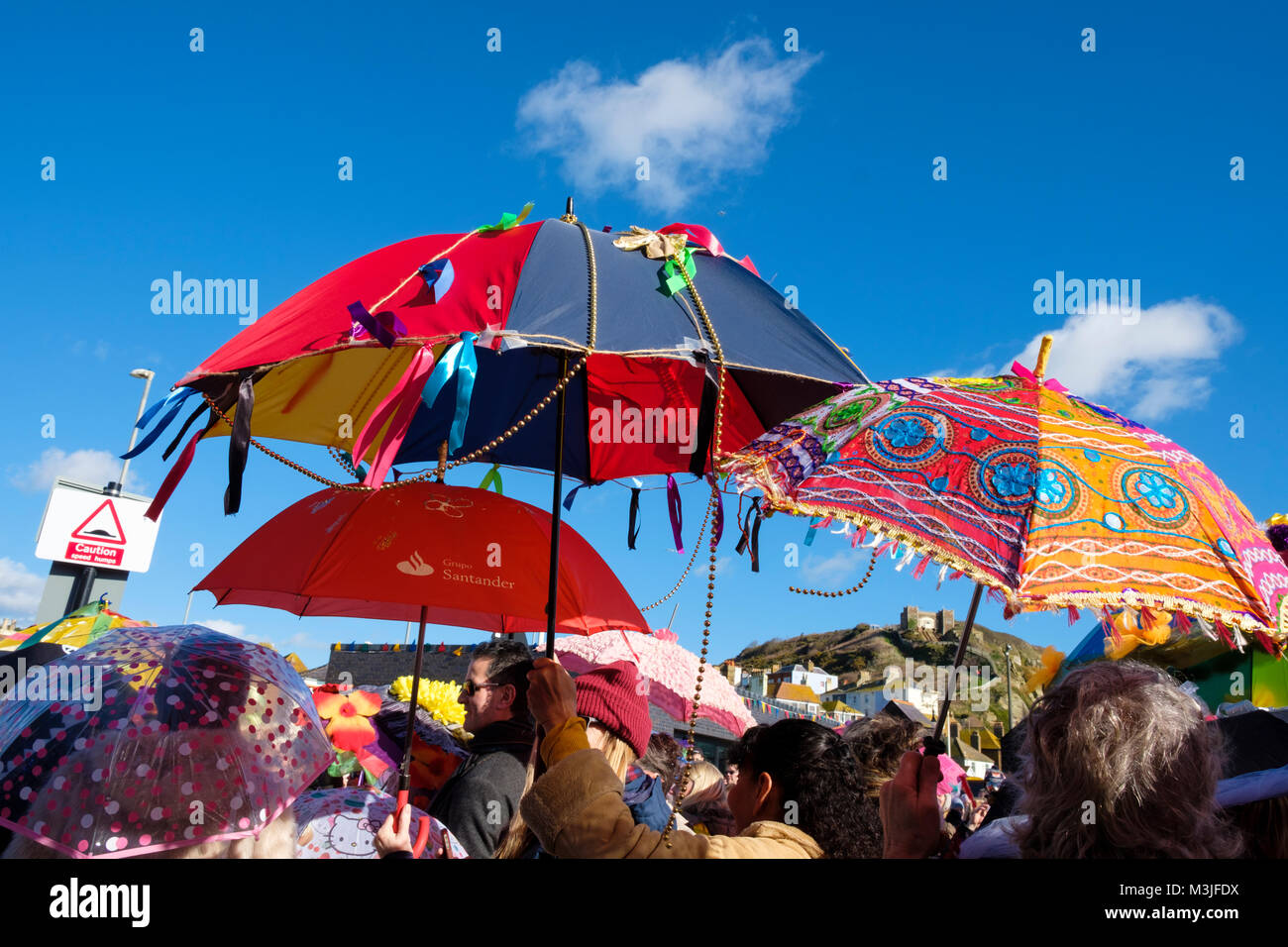 FAT Tuesday Hastings, East Sussex, Großbritannien. Februar 2018. Brillanter sonniger Tag für die Parade der dekorierten Sonnenschirme beim Mardi Gras Karneval. Stockfoto