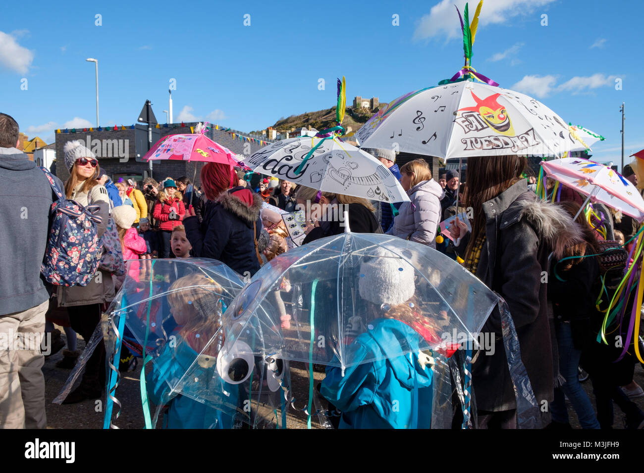 Hastings, East Sussex, UK. 11. Feb 2018. Super sonnigen Tag für die Parade der eingerichteten Sonnenschirme am Fetten Dienstag / Mardi Gras Karneval. Stockfoto