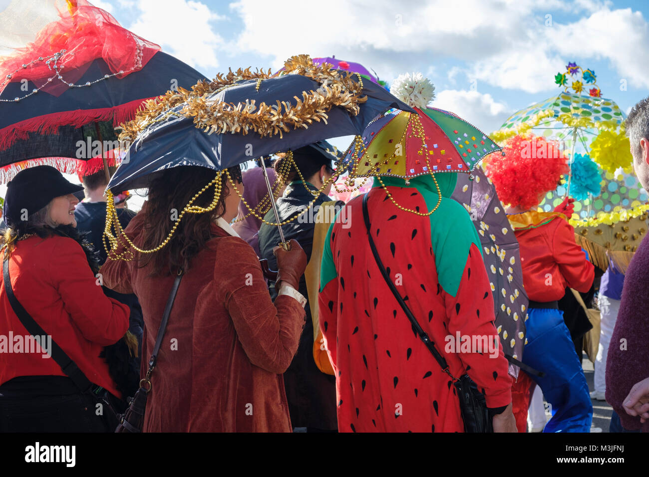 Hastings, East Sussex, UK. 11. Feb 2018. Super sonnigen Tag für die Parade der eingerichteten Sonnenschirme am Fetten Dienstag / Mardi Gras Karneval. Stockfoto