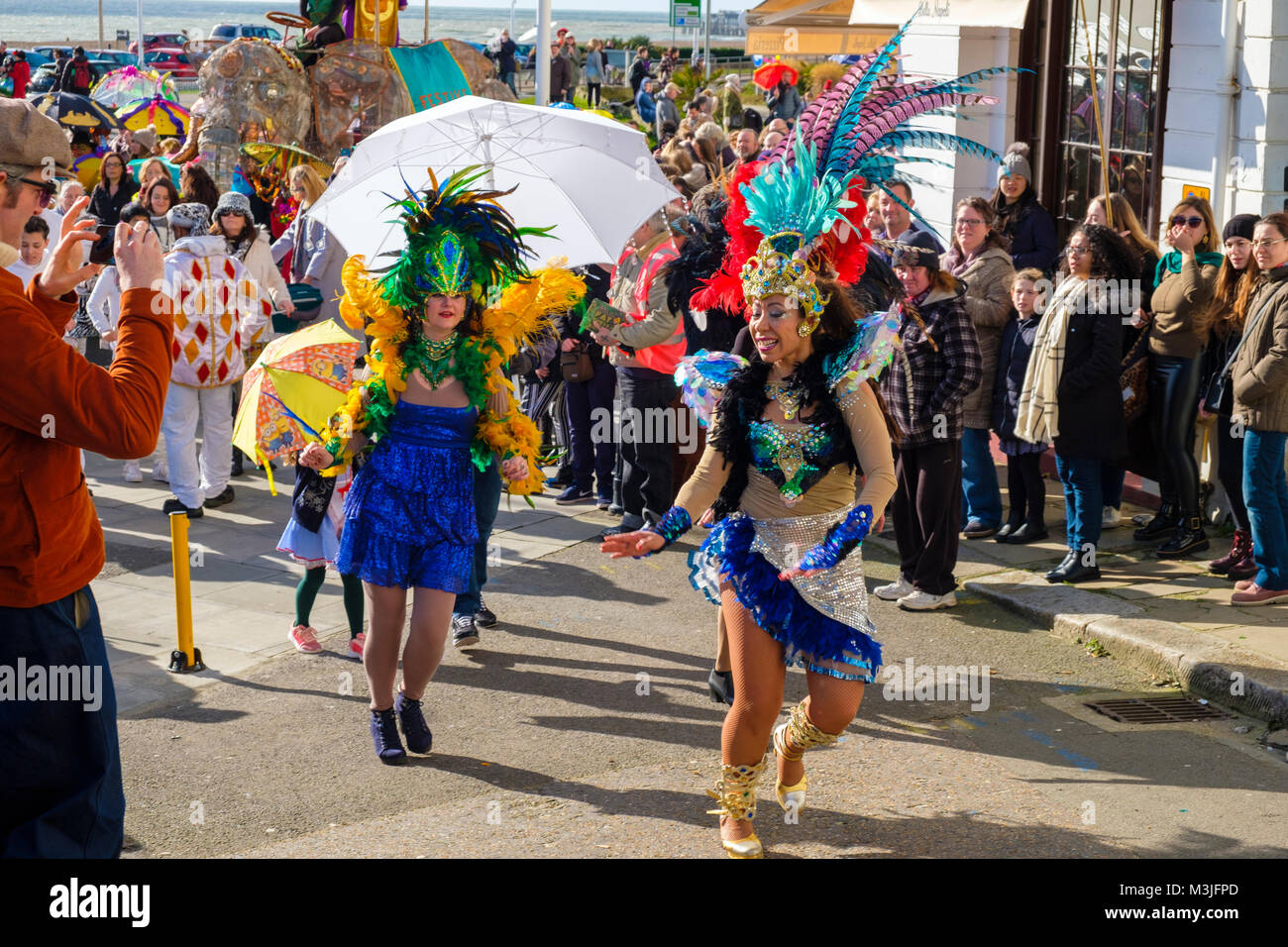 Hastings, East Sussex, UK. 11. Feb 2018. Super sonnigen Tag für die Parade der eingerichteten Sonnenschirme am Fetten Dienstag / Mardi Gras Karneval. Stockfoto