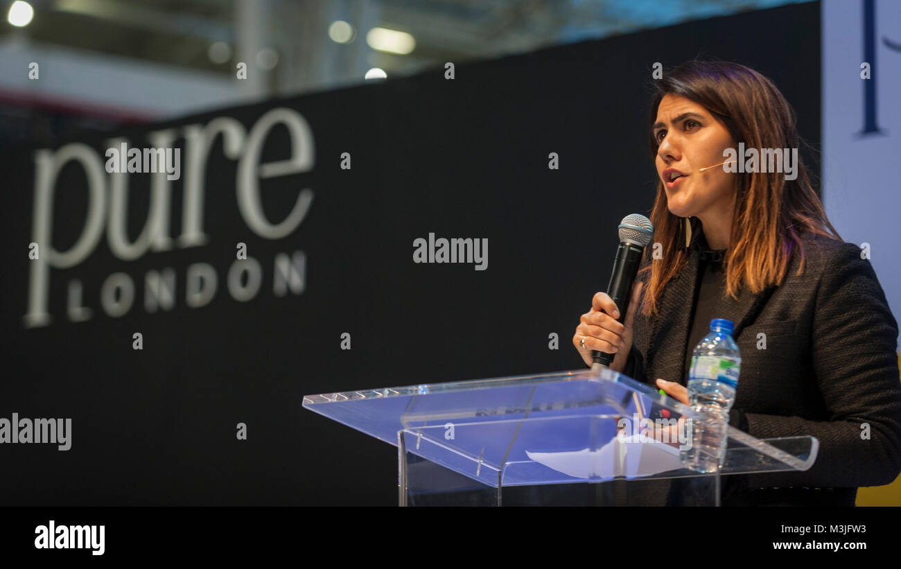 London, Großbritannien. 11. Februar 2018. Farrah Storr, Editor-in-Chief, britischen Cosmopolitan, gibt die Grundsatzrede auf reine London. Der größte britische Handel kaufen Mode Event für Damenmode, Herrenmode, Schuhe und Accessoires aus Schwellen- und etablierten Designern, läuft vom 11. bis 13. Februar in Kensington Olympia präsentiert die neuesten Trends für AW 18/19. Credit: Stephen Chung/Alamy leben Nachrichten Stockfoto