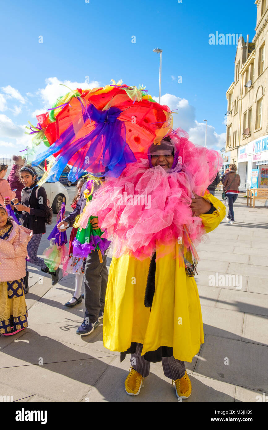 Hastings, East Sussex, UK. 11. Feb 2018. Eine bunte Teilnehmer, auf eine brillante sonniger Tag, für die Parade der eingerichteten Sonnenschirme am 5 tag Fett Dienstag / Mardi Gras Karneval. Stockfoto