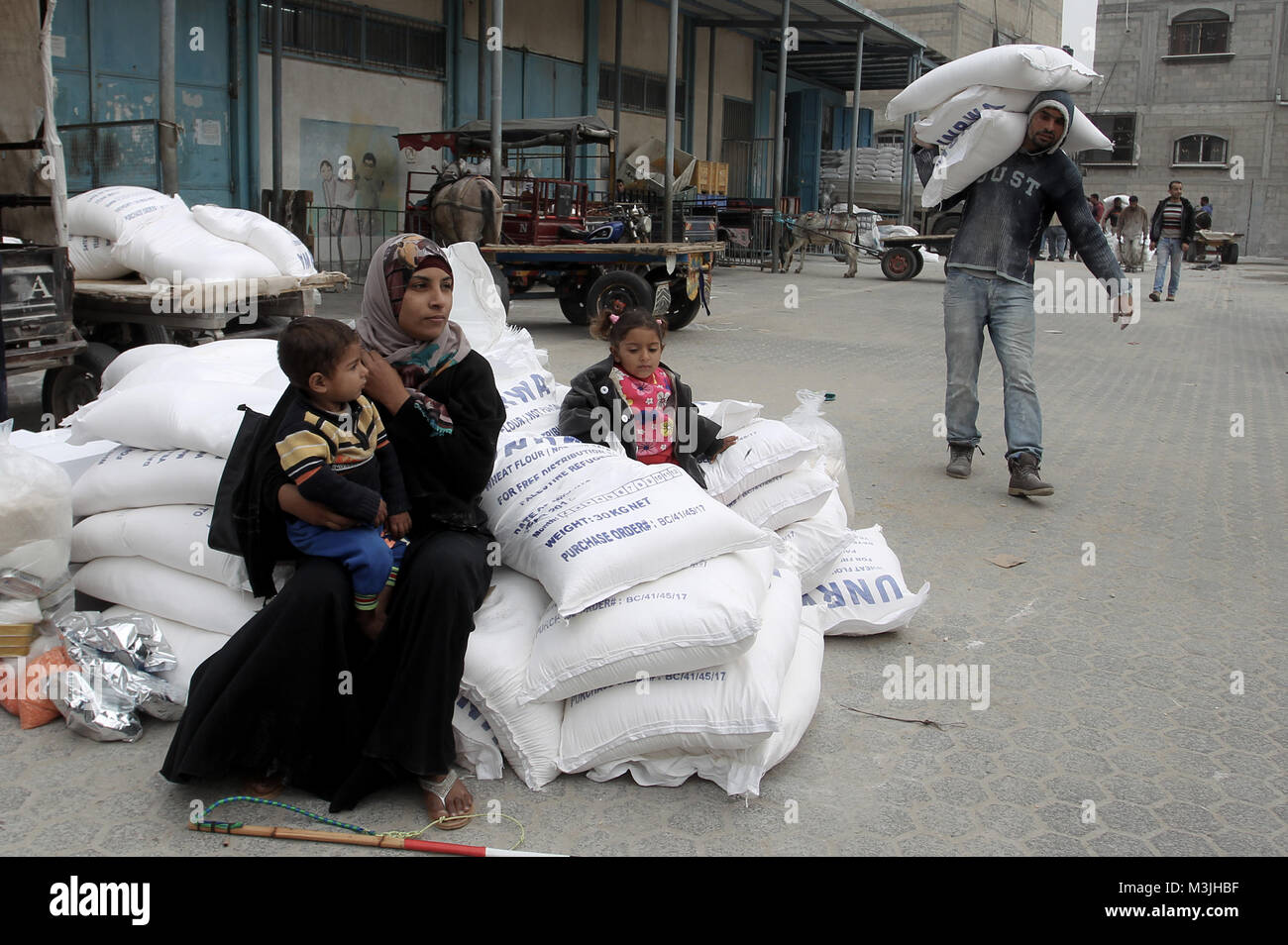 Gaza, Palästinensische Gebiete - 11. Februar 2018 ein Palästinenser erhalten Nahrungsmittelhilfe innerhalb des Büros der Vereinten Nationen im Khan Yunis Flüchtlingslager im südlichen Gazastreifen, am 11. Februar 2018. © ABED Rahim Khatib/Erwachen/Alamy leben Nachrichten Stockfoto