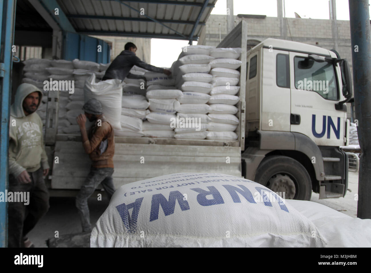 Gaza, Palästinensische Gebiete - 11. Februar 2018 ein Palästinenser erhalten Nahrungsmittelhilfe innerhalb des Büros der Vereinten Nationen im Khan Yunis Flüchtlingslager im südlichen Gazastreifen, am 11. Februar 2018. © ABED Rahim Khatib/Erwachen/Alamy leben Nachrichten Stockfoto