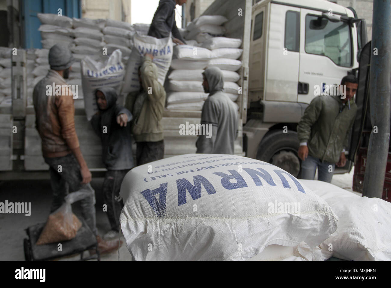 Gaza, Palästinensische Gebiete - 11. Februar 2018 ein Palästinenser erhalten Nahrungsmittelhilfe innerhalb des Büros der Vereinten Nationen im Khan Yunis Flüchtlingslager im südlichen Gazastreifen, am 11. Februar 2018. © ABED Rahim Khatib/Erwachen/Alamy leben Nachrichten Stockfoto
