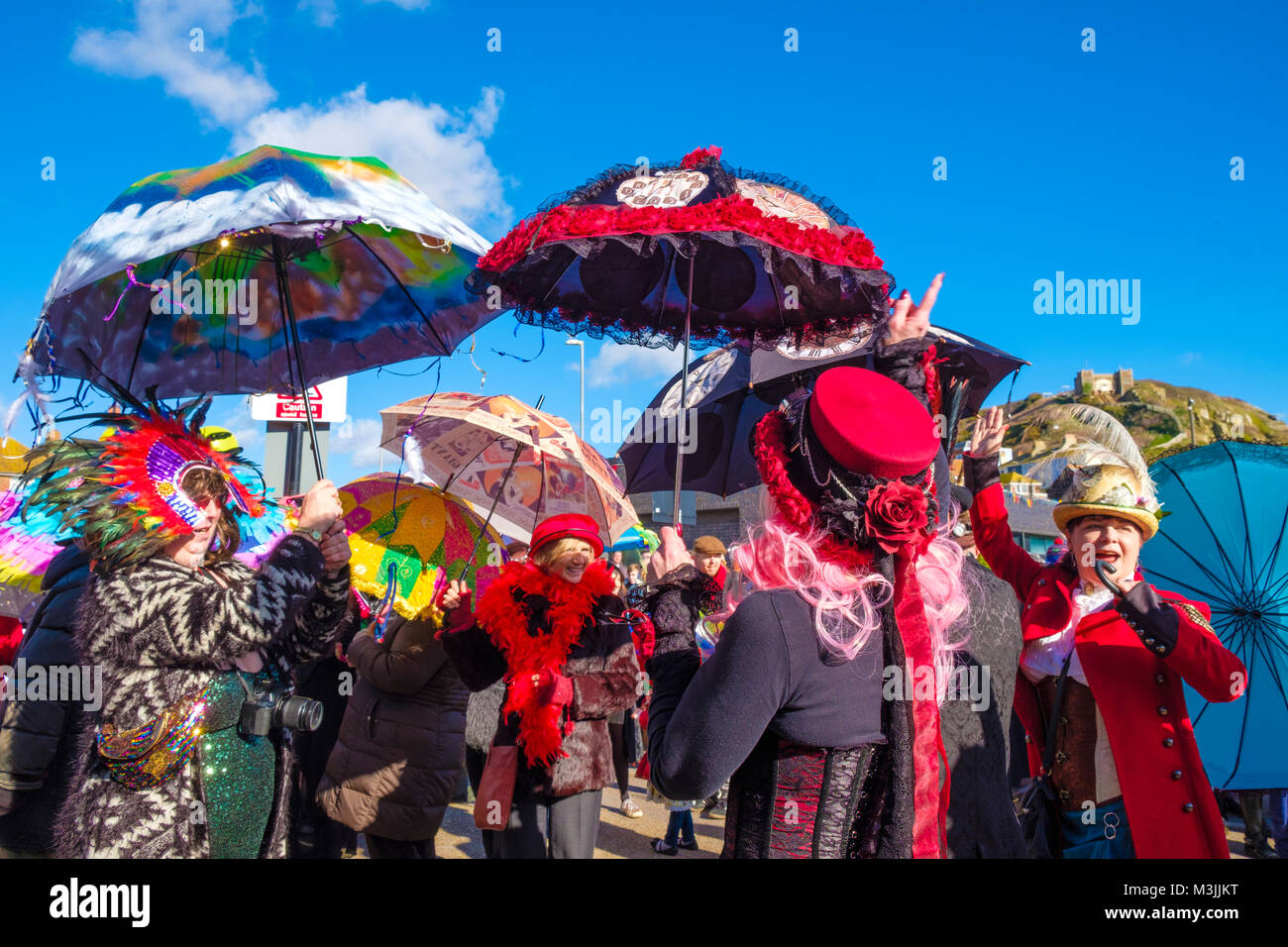 FAT Tuesday Hastings, East Sussex, Großbritannien. Februar 2018. Wetter in Großbritannien. Brillanter sonniger Tag für die Parade der dekorierten Regenschirme bei der Karnevalsparade Mardi Gras. Stockfoto