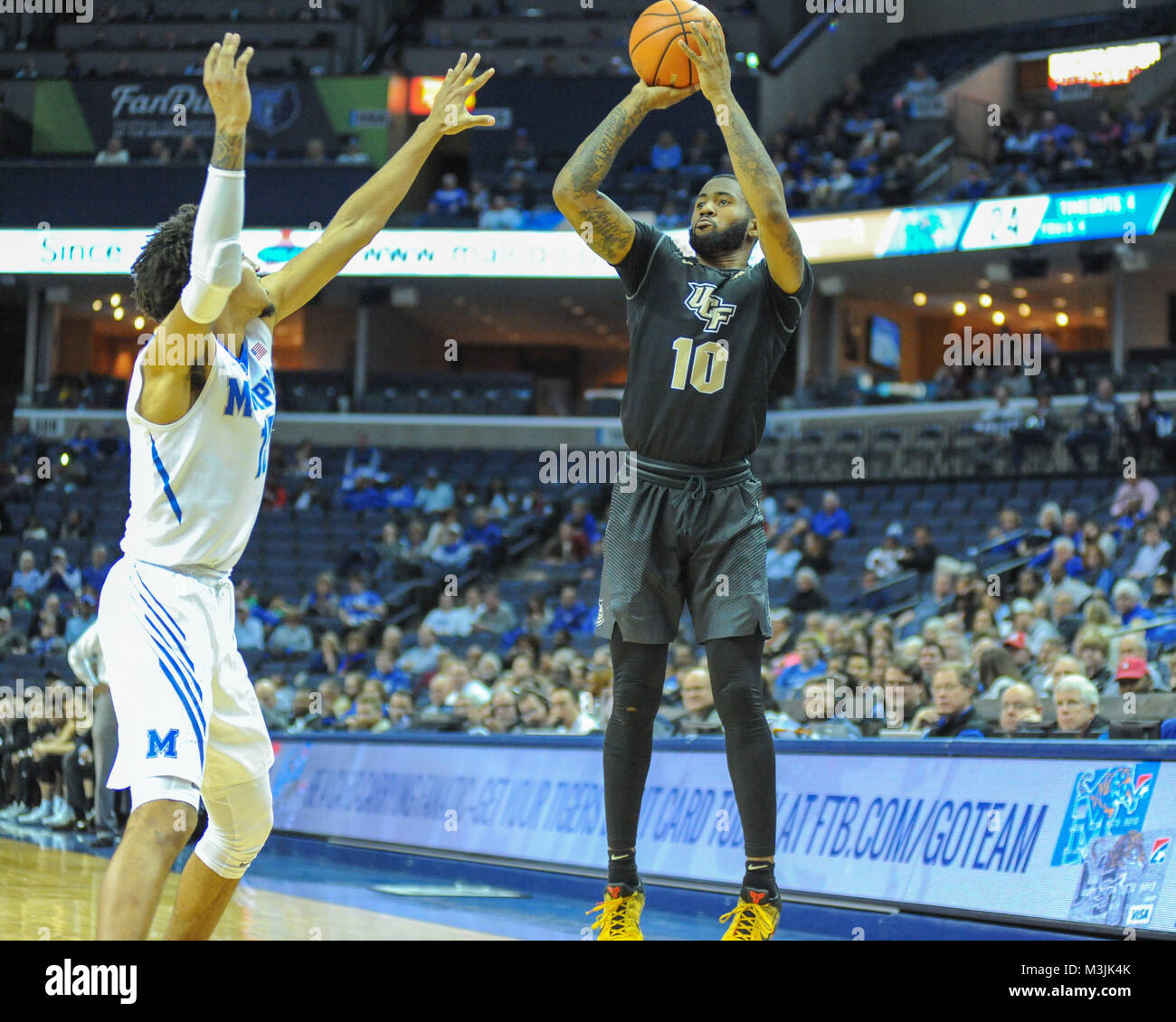 Memphis, USA. 11 Feb, 2018. UCF guard Ritter, dayon Griffin (10), gilt für die Jump gegen Memphis Tigers freuen, David Nickelberry (15). UCF führt Memphis, 32-30, nach der ersten Hälfte der Aktion an der FedEx Forum. Credit: Cal Sport Media/Alamy leben Nachrichten Stockfoto