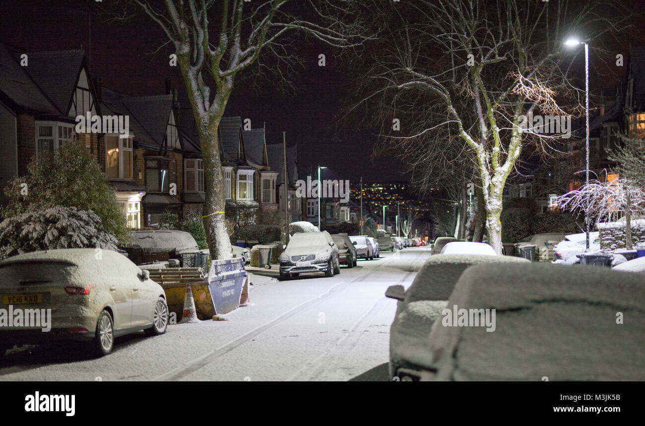 Sheffield, Großbritannien. 11 Feb, 2018. UK Wetter. Ein plötzlicher Schnee in einem vorstädtischen Sheffield Straße. Auto Spuren durch den Schnee Quelle: Eric Murphy/Alamy leben Nachrichten Stockfoto