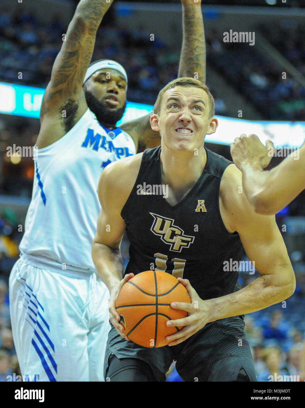 Memphis, USA. 11 Feb, 2018. UCF Ritter vorwärts, Rokas Ulvydas (11), gilt auch für die Laien, der als die Memphis Verteidigung versucht, das Laufwerk zu stoppen. Memphis Tigers freuen, Mike Parks Jr. (10), kann im Hintergrund gesehen werden. UCF besiegt Memphis, 68-64, am FedEx Forum. Credit: Cal Sport Media/Alamy leben Nachrichten Stockfoto