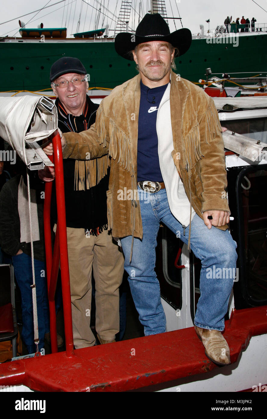 Konny Reimann Und Vater Paul Reimann Konnys Hafenrundfahrt Der Auswanderer Beruehmteste Deutschlands Macht Mit Fans Und Lesung Hafenrundfahrt Mit Einer Barkasse Im Hamburger Hafen Hamburg 18 10 2008 Tot Stockfotografie Alamy