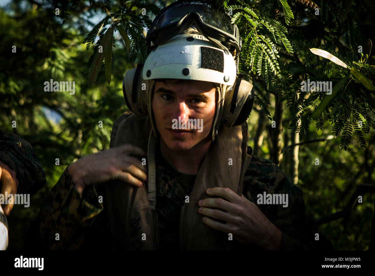 Cpl. Cody F. Shepard, ein Avionik Techniker Marine Aviation Logistics Squadron 24 zugewiesen, bereitet für einen Flug von Ulupa'u Krater Zurück zur Marine Corps Air Station, Kaneohe Bay, nach seiner leiblichen den erfolgreichen Abschluss des Kurses am Gipfel des Kraters, Feb 9, 2018. Marine Flugzeuge Gruppe 24 von Corporal Kurs Klasse 3-18 Graduierung begann nach einer Wanderung über den Krater. (U.S. Marine Corps Stockfoto