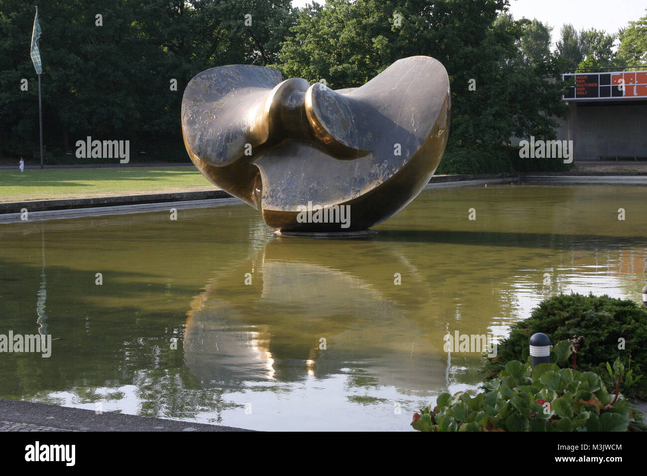 Großer Schmetterling, letzte Arbeit von Henry Moore vor dem Haus der Kulturen der Welt, Berlin, 01.06.2008 Stockfoto