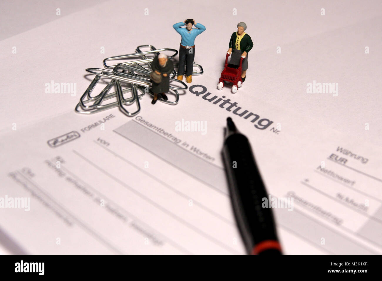Quittung, Büro, Lehrwerk, Oma, Verzweiflung, verzweifelt, Klammer, Heftklammern, Büroklammern Stockfoto