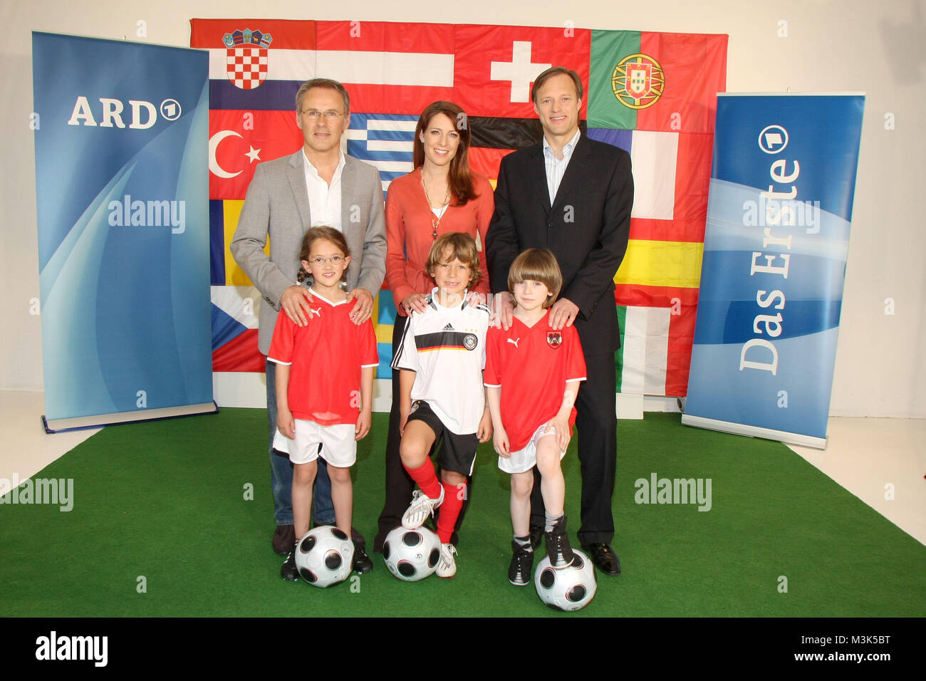 Euro 2008 Fototermin Ard Briese Studios Hamburg 18 04 2008 Reinhold Beckmann Monica Lierhaus Gerhard Delling Stockfotografie Alamy