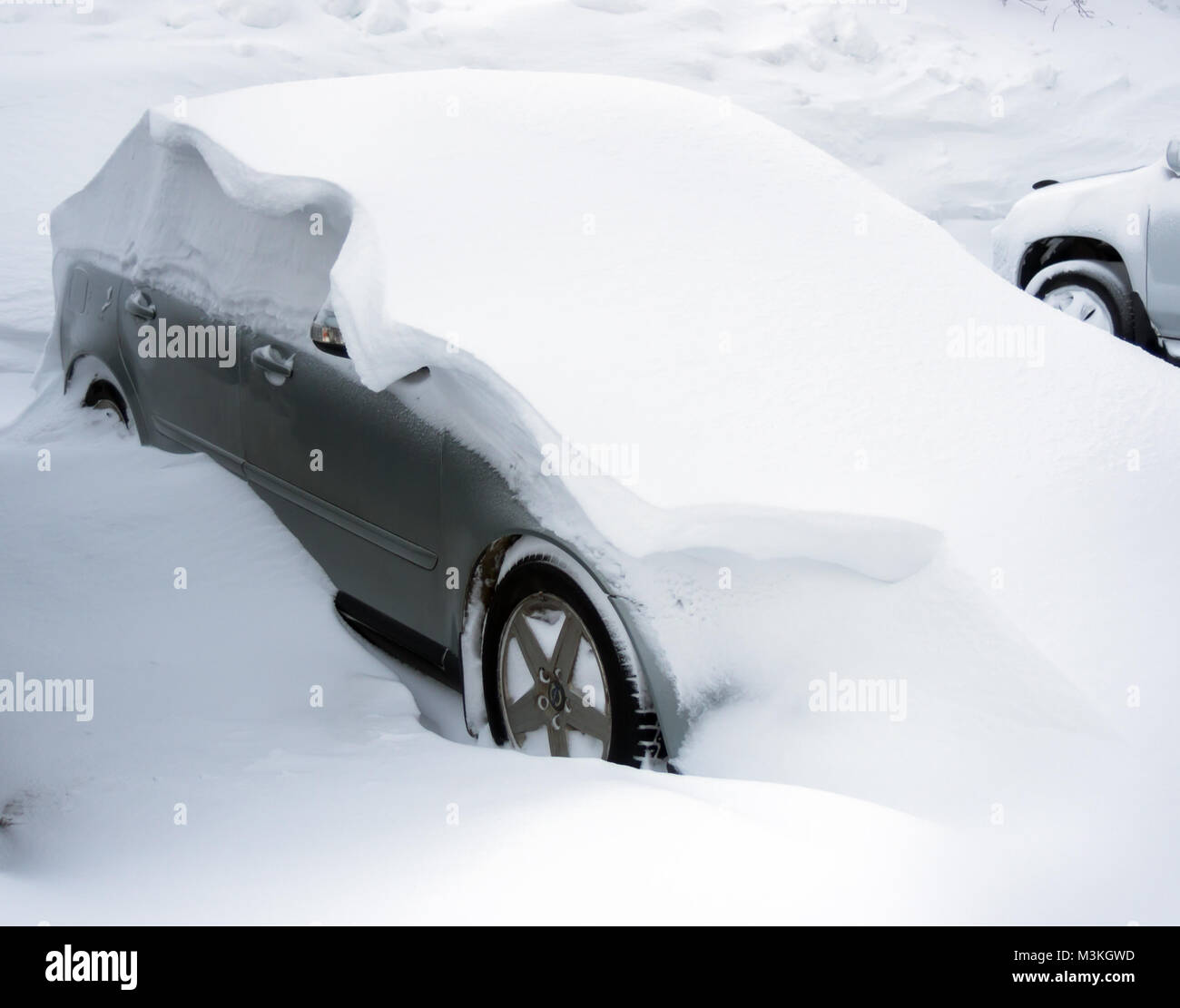 Ein Auto durch Schnee in einer schneeverwehung durchgeführt Stockfoto