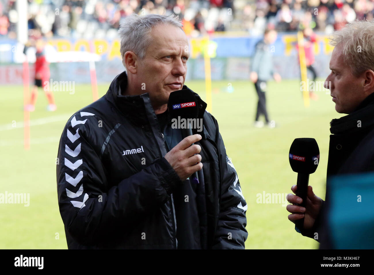 Trainer Christian Streich (Freiburg) im Interview mit Sky-Reporter Jan Henkel - 1. BL: 16-17 - 18. Spieltag - SC Freiburg gegen Hertha BSC Berlin Stockfoto