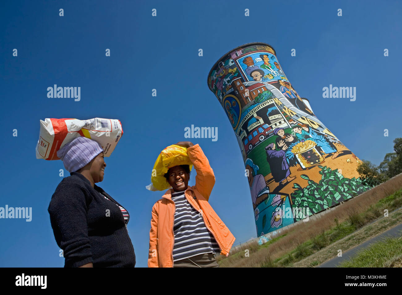 Südafrika. Johannesburg. Bezirk: Soweto. Frauen vor der Türme, die früher als Wasserkühlung für Kraftwerk eingesetzt. Stockfoto