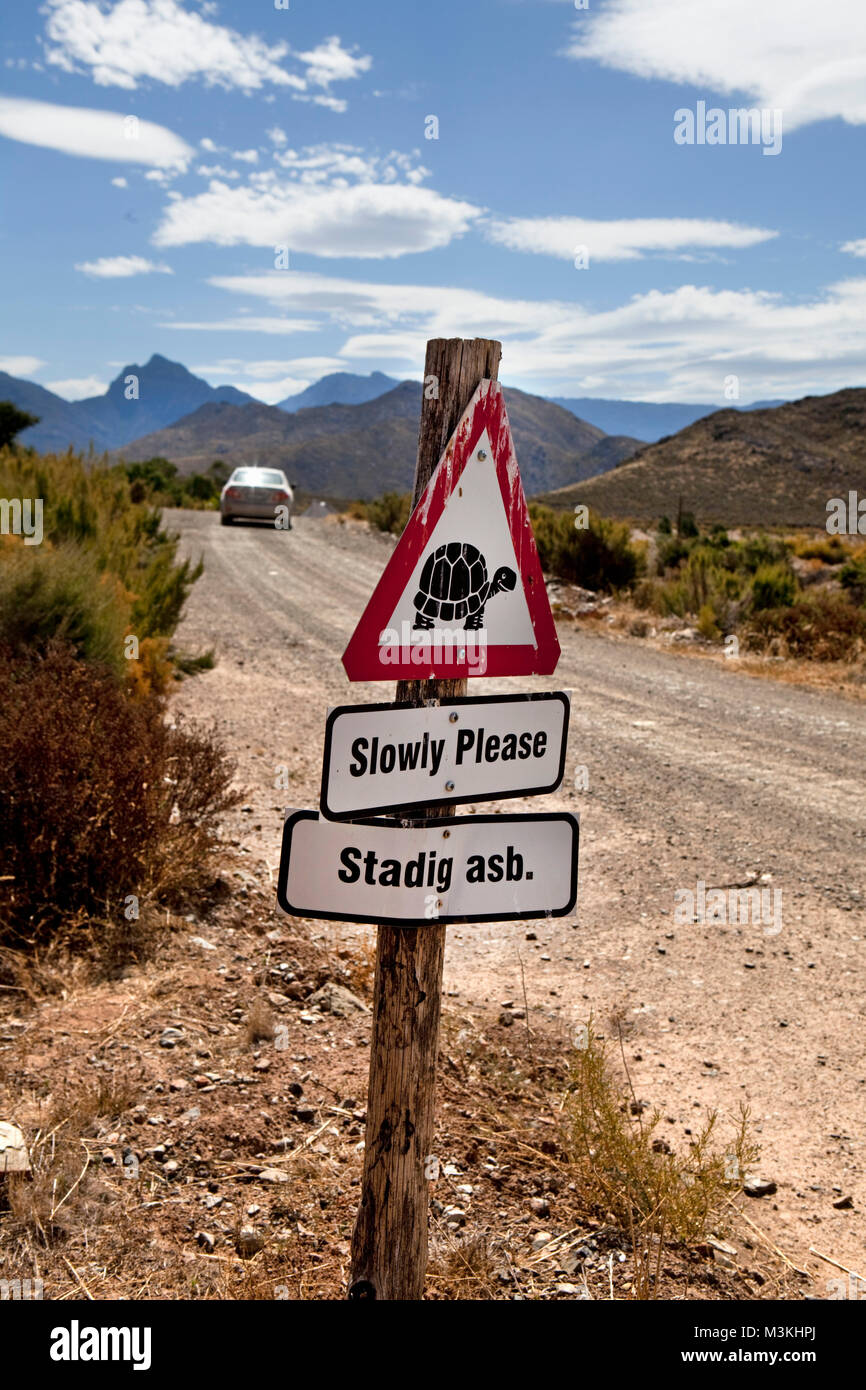 Südafrika, Western Cape, Montagu, Simonskloof Mountain Retreat. Schild Warnung für das Überschreiten der Schildkröten. Stockfoto