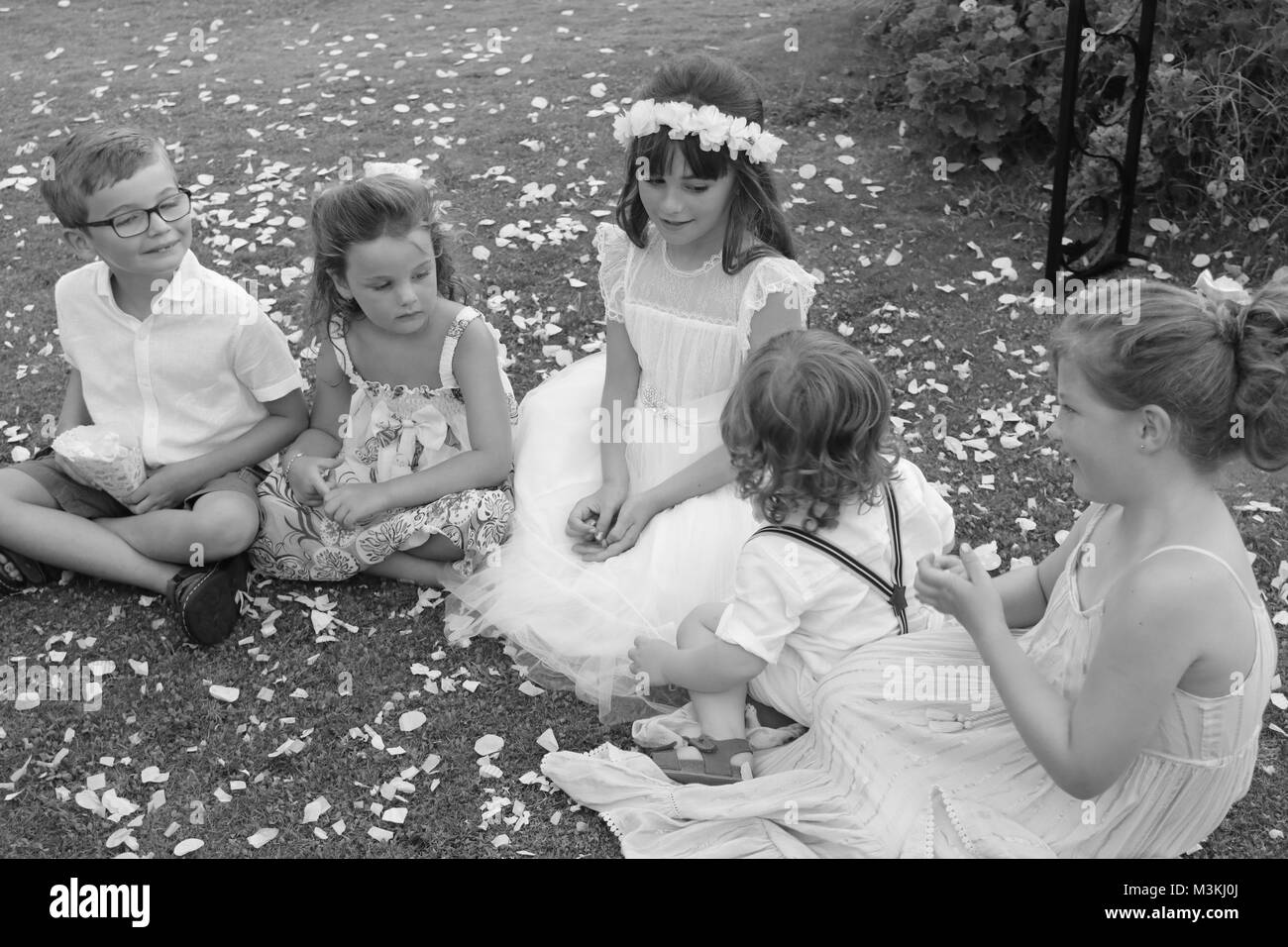 4. AUGUST 2017, Fethiye, Türkei: Eine Gruppe junger Kinder spielen mit Konfetti zusammen, während bei einer Hochzeit in Fethiye, Türkei, 4. August 2017 Stockfoto