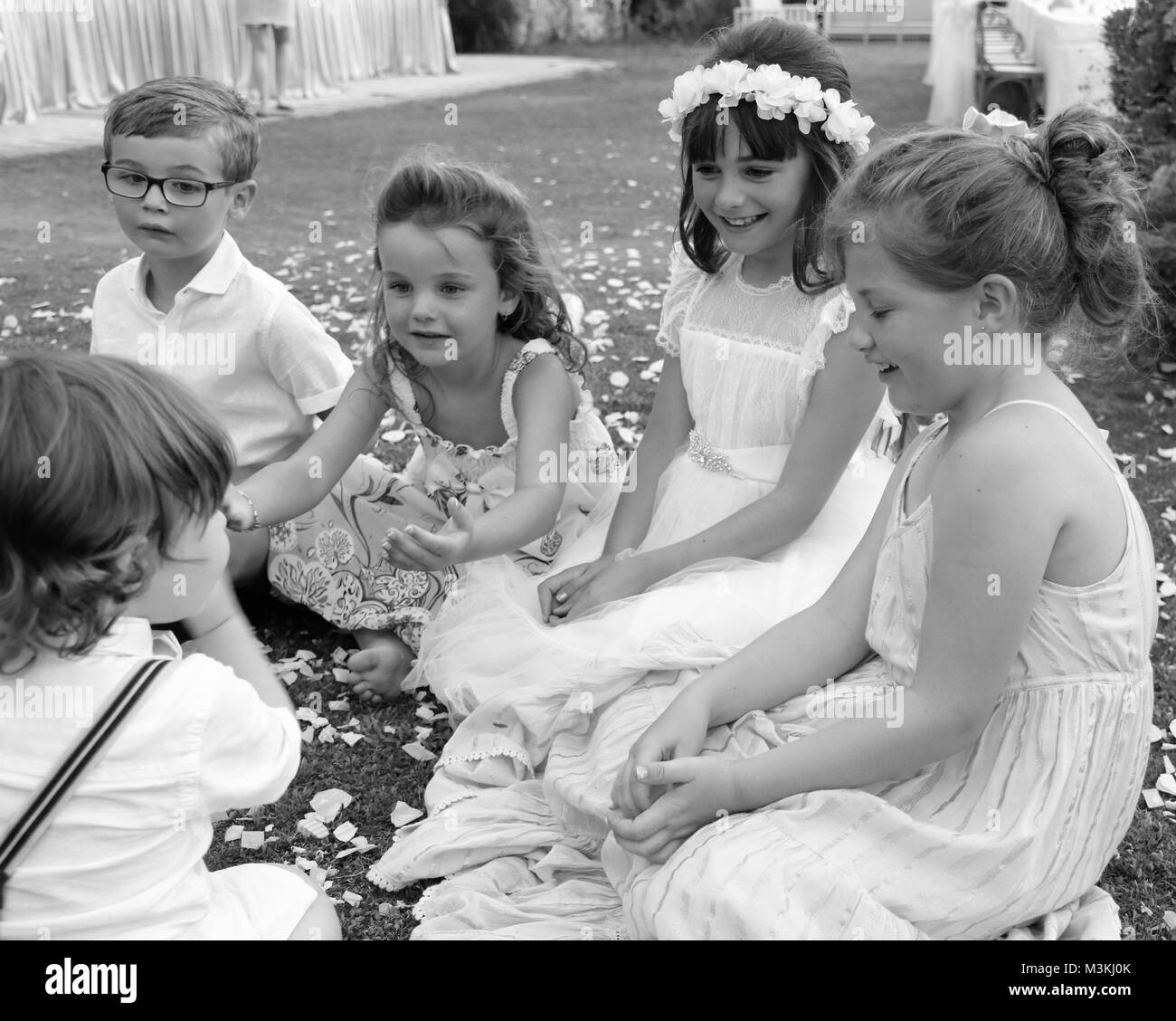 4. AUGUST 2017, Fethiye, Türkei: Eine Gruppe junger Kinder spielen mit Konfetti zusammen, während bei einer Hochzeit in Fethiye, Türkei, 4. August 2017 Stockfoto