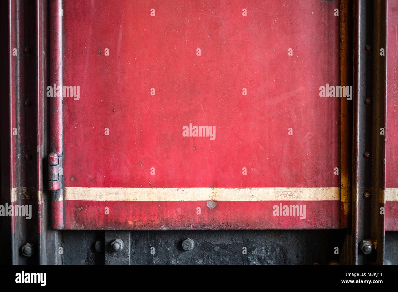 Red vintage Metall Hintergrund - Tür detail, zerkratzte Textur - Stockfoto