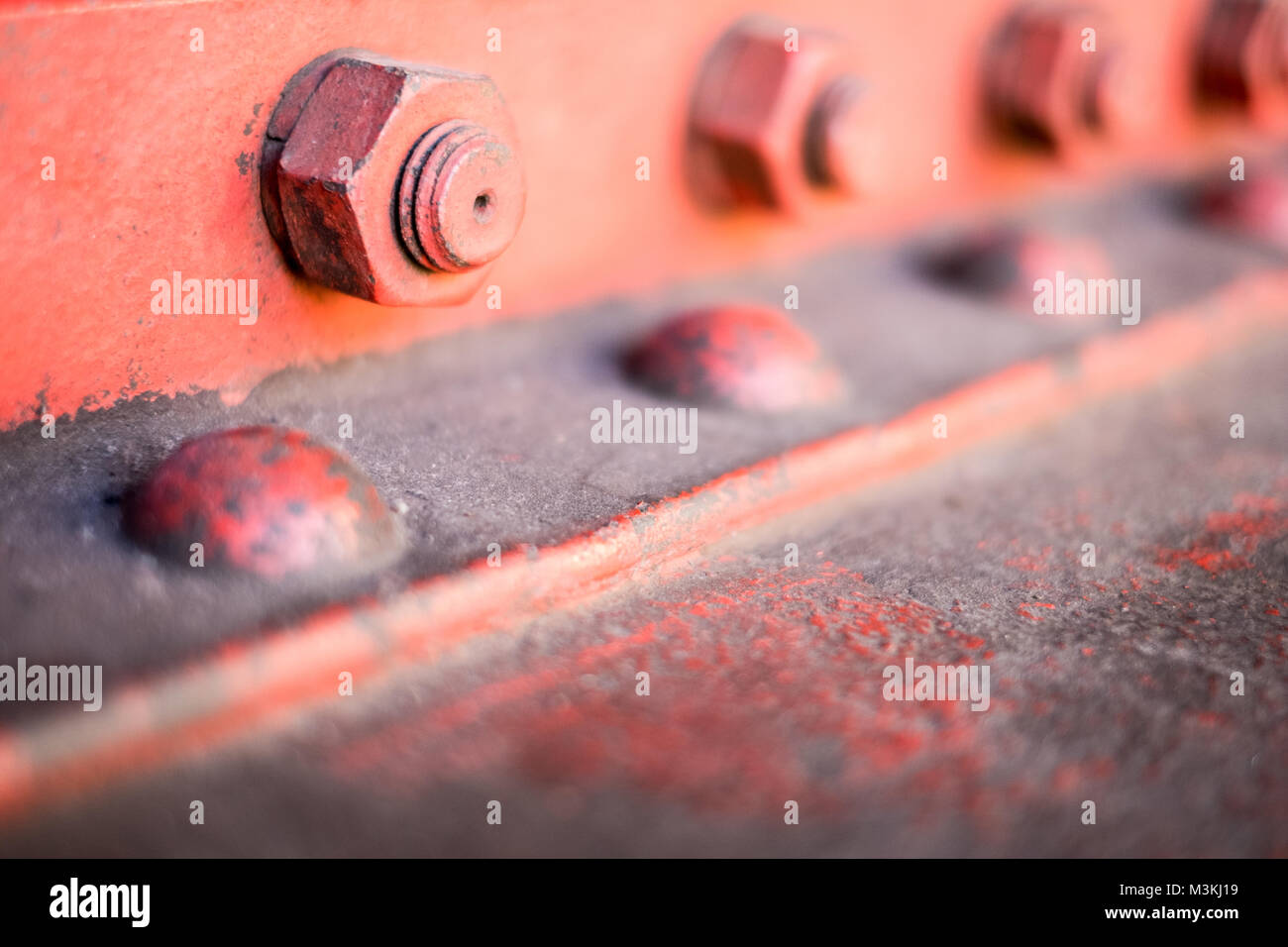 Reihe von Bolzen, Schrauben und Muttern closeup - Stahlkonstruktion detail Stockfoto