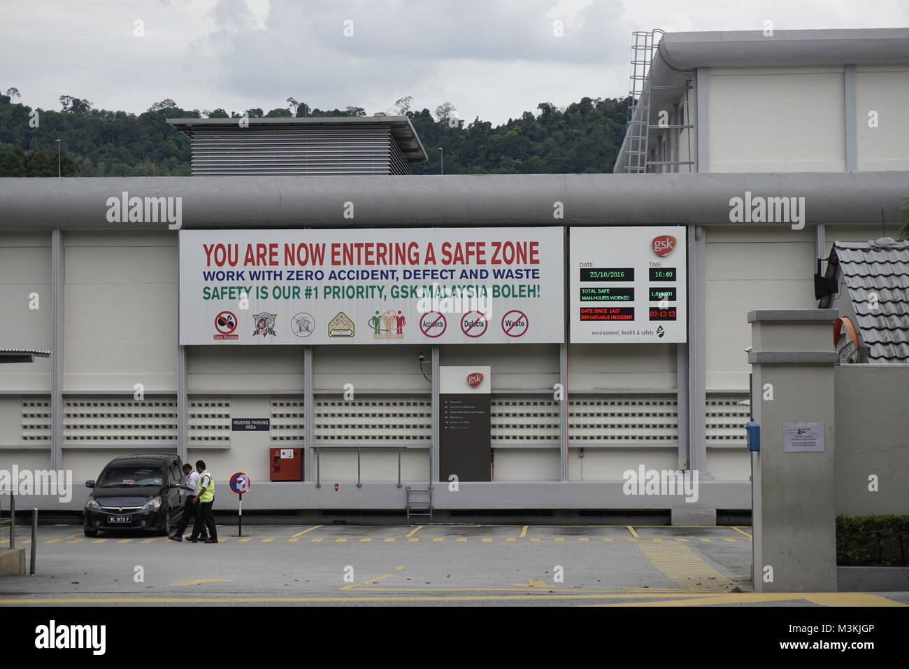 Safety zone Informationen bei einer pharmazeutischen Produktionsstätte in Malaysia Stockfoto
