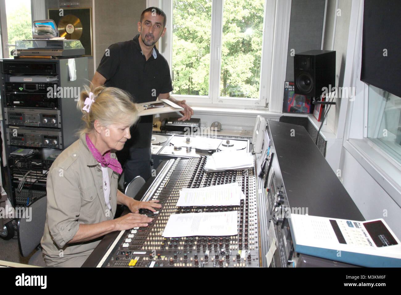 Produktion Der Neuen Hoerspiele Tkkg 165 166 Im Studio Bei Heikedine Koerting Hamburg 28 06 09 Andre Minninger Ist Autor Und Hoerspielproduzent U A Fuer Tkkg Und Drei Fragezeichen Und Schreibt Auch Buecher For This Serie