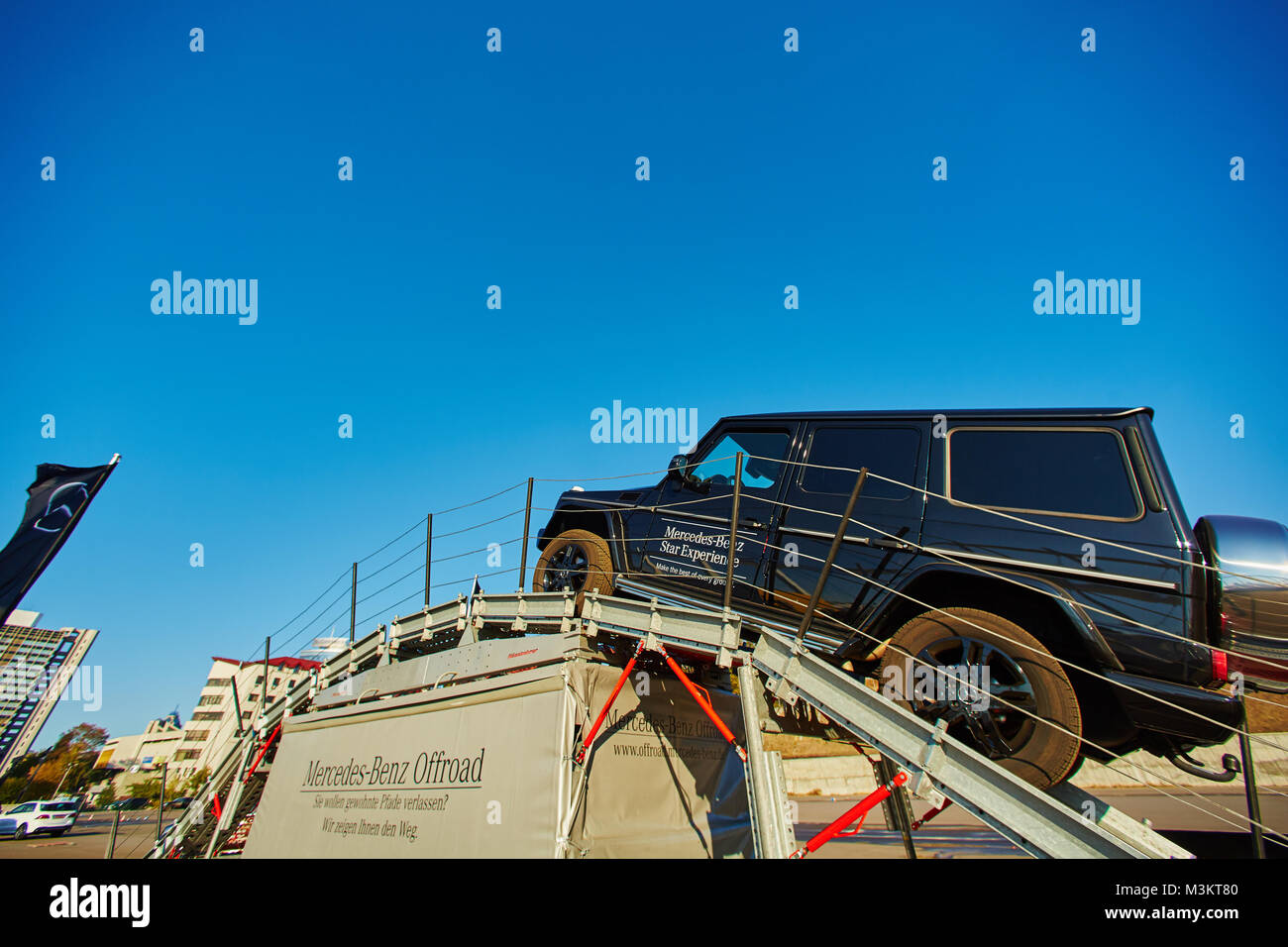 Kiew, Ukraine - 10. Oktober 2015: Mercedes Benz-Sterne-Erfahrung. Die interessante Serie von Testfahrten Stockfoto