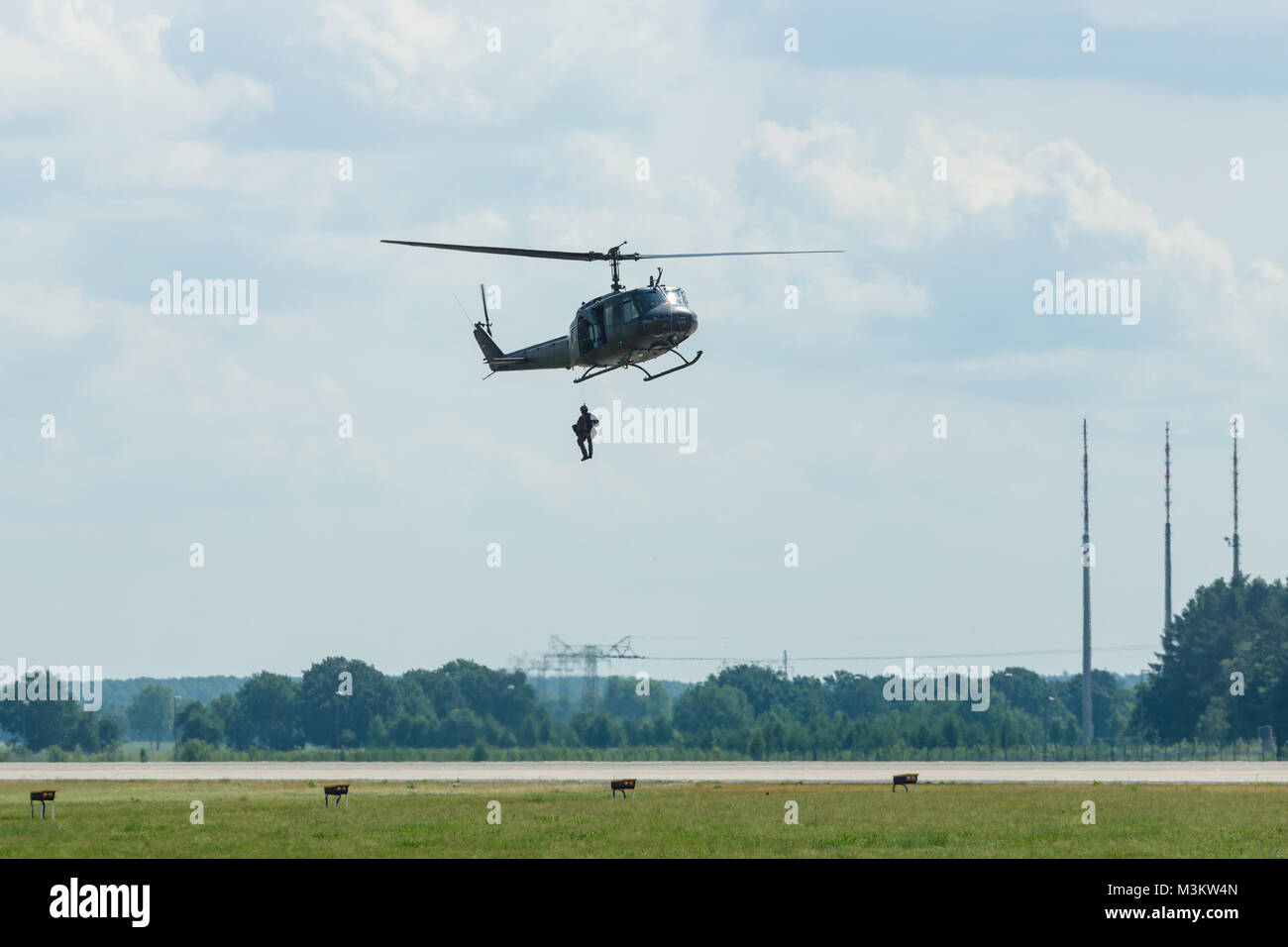 BERLIN, DEUTSCHLAND - Juni 02, 2016: Demonstration der militärischen Hubschrauber Bell UH-1 Iroquois mit der Landung. Deutsche Armee. Ausstellung die ILA Berlin Air Show 2016 Stockfoto
