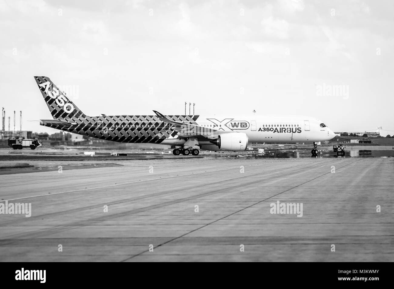 BERLIN, DEUTSCHLAND - Juni 02, 2016: Der neueste Airbus A350 XWB am Flugplatz. Schwarz und Weiß. Ausstellung die ILA Berlin Air Show 2016 Stockfoto