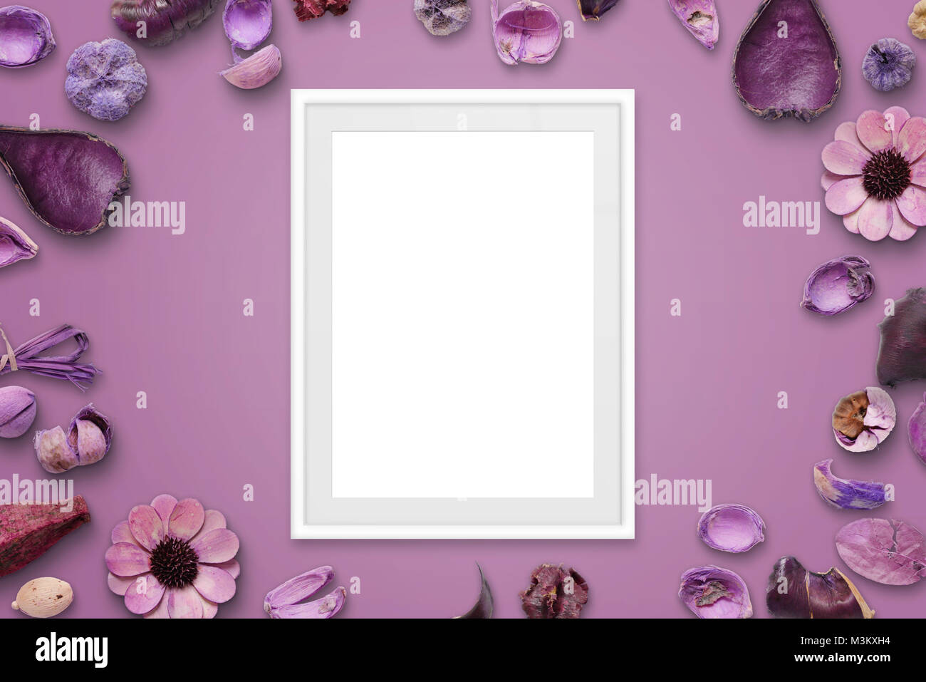 Weiß Bilderrahmen auf rosa Hintergrund mit Blumen umgeben. Stockfoto