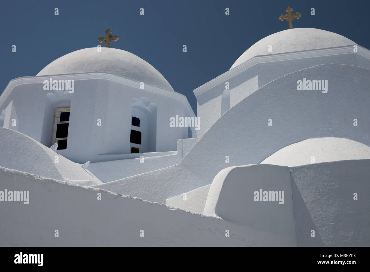 Amorgos Griechenland. Am 4. August 2017. Eine weiße Kirche mit harten Tageslicht Schatten Stockfoto