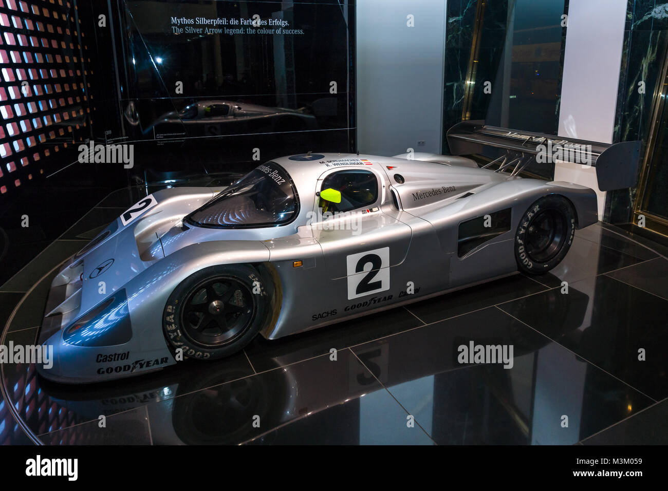 BERLIN - November 03, 2013: Showroom. Der Sport - Prototyp Rennwagen Sauber Mercedes C 291 für den 1991 World Sportscar Championship Saison eingeführt. Piloten Michael Schumacher und Karl Wendlinger. Stockfoto