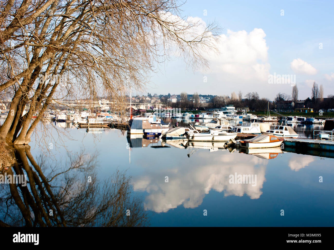 Belgrad, Serbien - Februar 5, 2018: Boote im kleinen Yachthafen auf dem Fluss Sava Armbinde auf Ada Ciganlija verankert Stockfoto