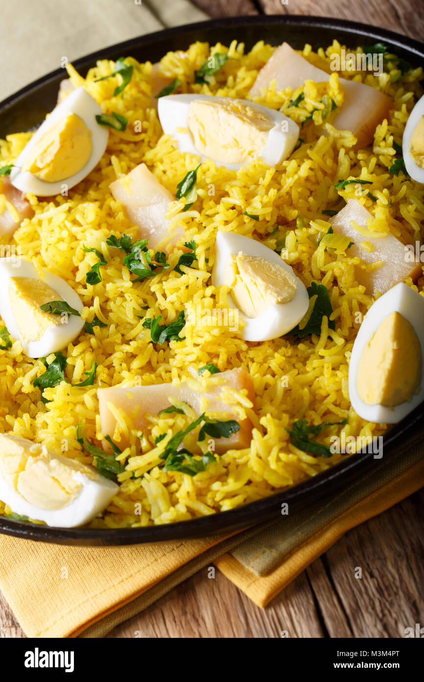Kedgeree, traditionelle schottische Mahlzeit mit Reis, Fisch und Eier, selektiver Fokus, vertikal Stockfoto