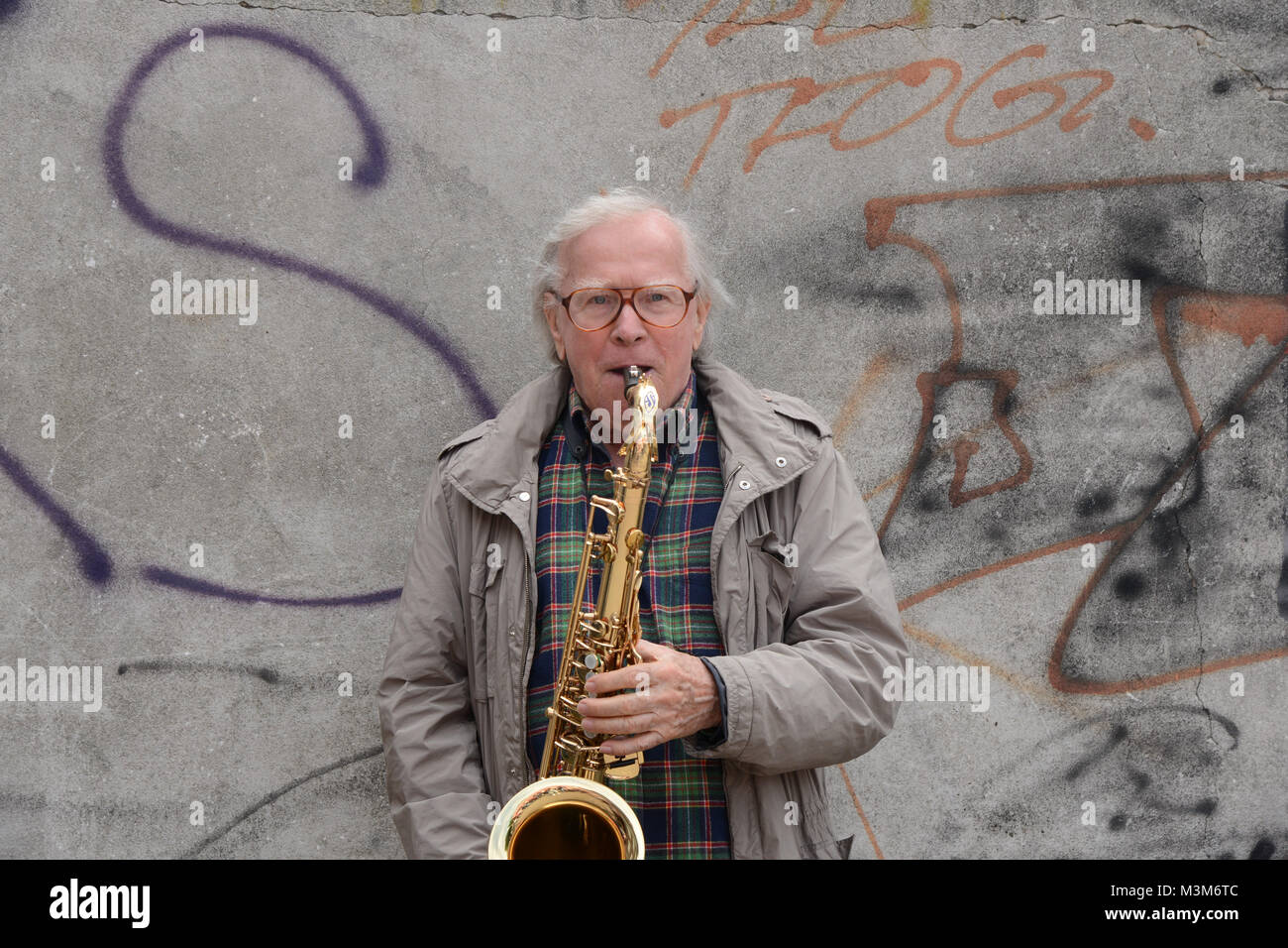 Klaus Dolidnger, der Legendaere deutsche bekannte Jazz-Musiker und  Komponist von Filmmusik im PortrŠt mit seinem Saxophon. Er spielt einen  Strassenmusiker im Tatort Köln mit dem Titel RheinÒ ãWacht bin Hier beim  Fototermin