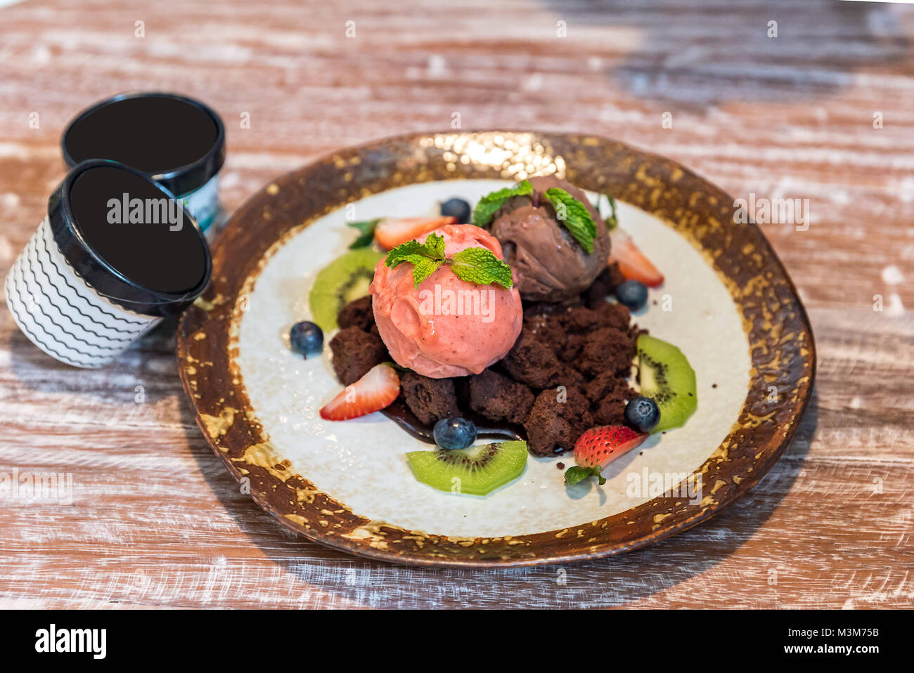 Schokoladen-Brownie mit Eis Eis und Obst Stockfoto