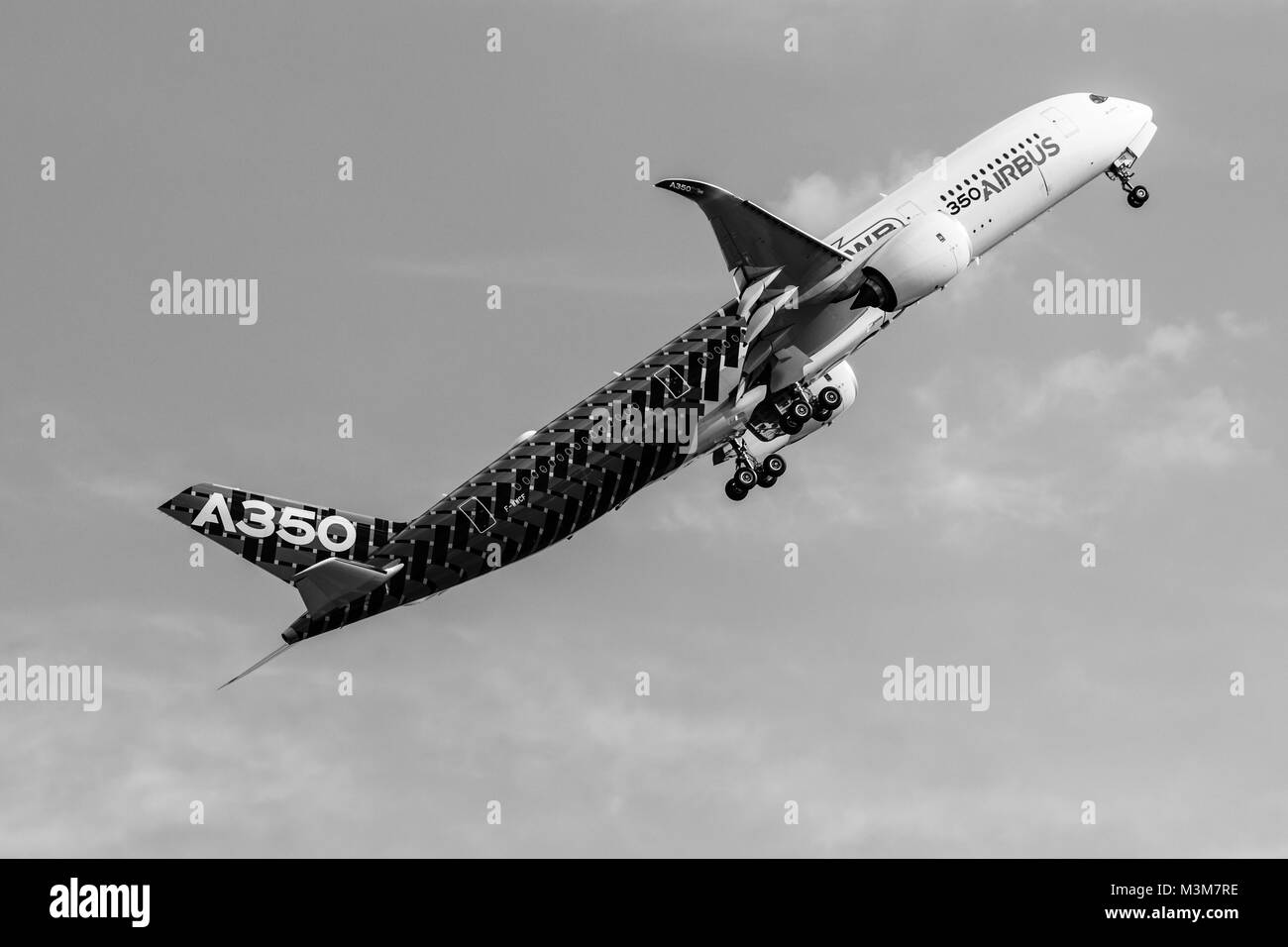 BERLIN, Deutschland - 3. Juni 2016: Demonstrationsflug Airbus A350 XWB. Schwarz und weiß. Ausstellung ILA Berlin Airshow 2016 Stockfoto