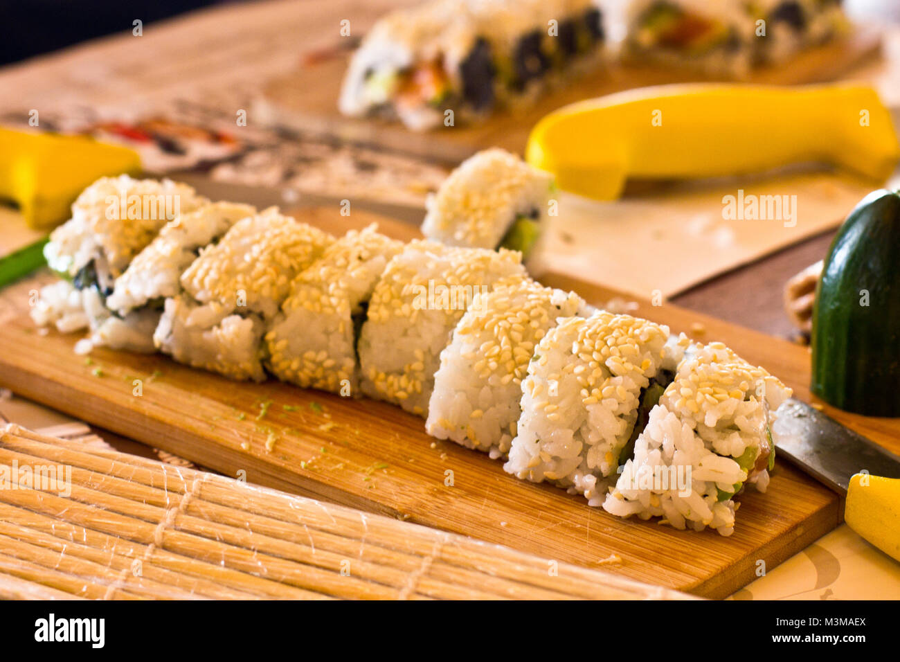 Japanisches Sushi und Brötchen mit Lachs, Avocado, Gurke und fliegende ...