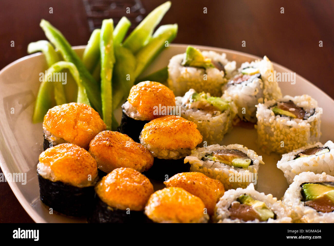 Japanische hot Sushi und Brötchen mit Lachs, Avocado, Gurke und ...