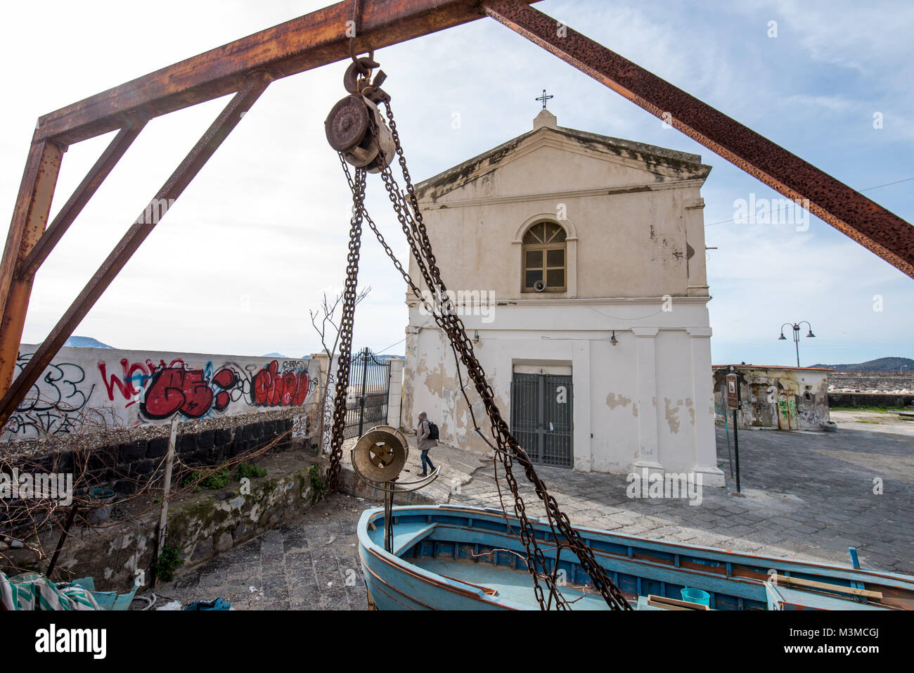 Alte Werft vor einer Kirche in Pozzuoli, Neapel, Italien Stockfoto