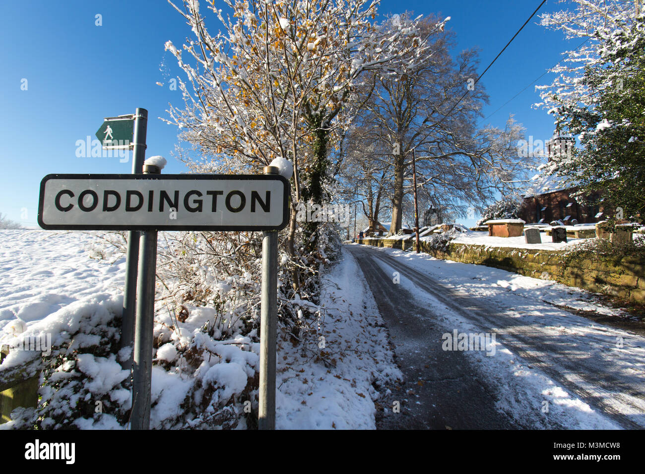 Dorf von Coddington, England. Malerische winter Blick eines ländlichen nicht knirschte Straße, in ländlichen Cheshire. Stockfoto