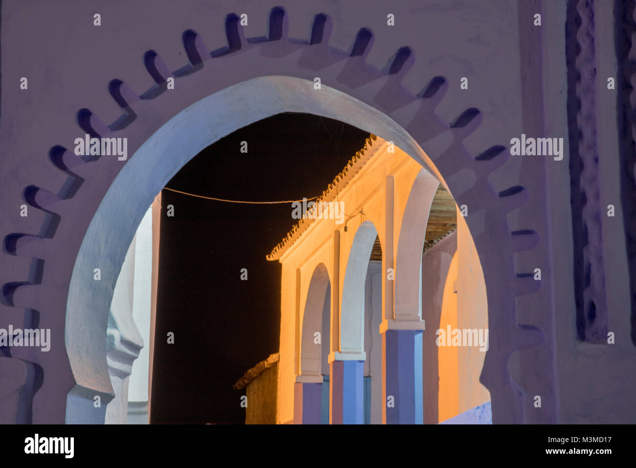 Marokko blaue Stadt Chefchaouen Moschee Eingang Lichter in der Nacht Stockfoto
