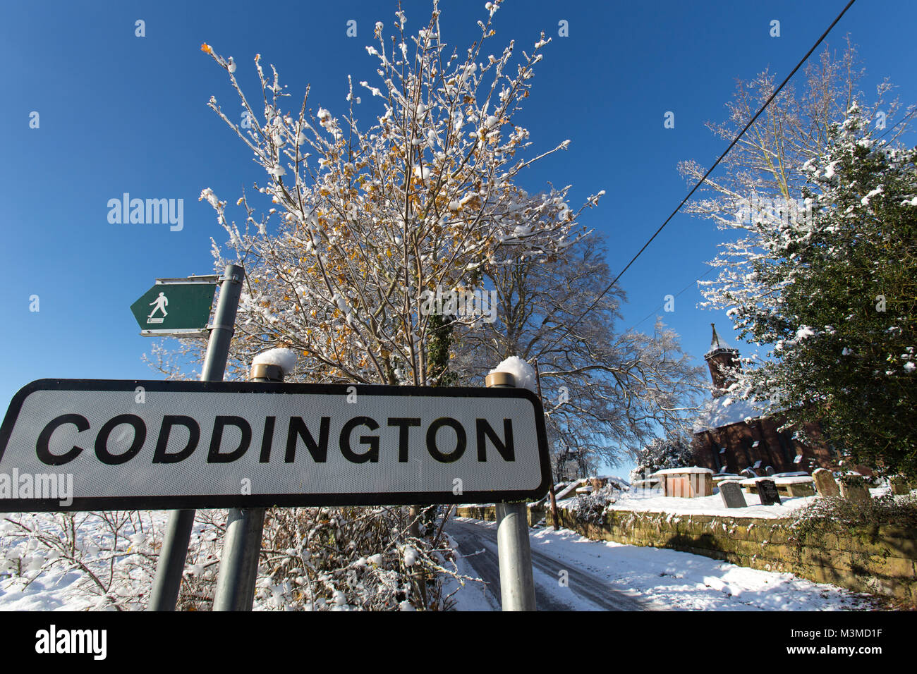 Dorf von Coddington, England. Malerische Winter Blick auf ein Dorf Wegweiser, in ländlichen Cheshire. Stockfoto