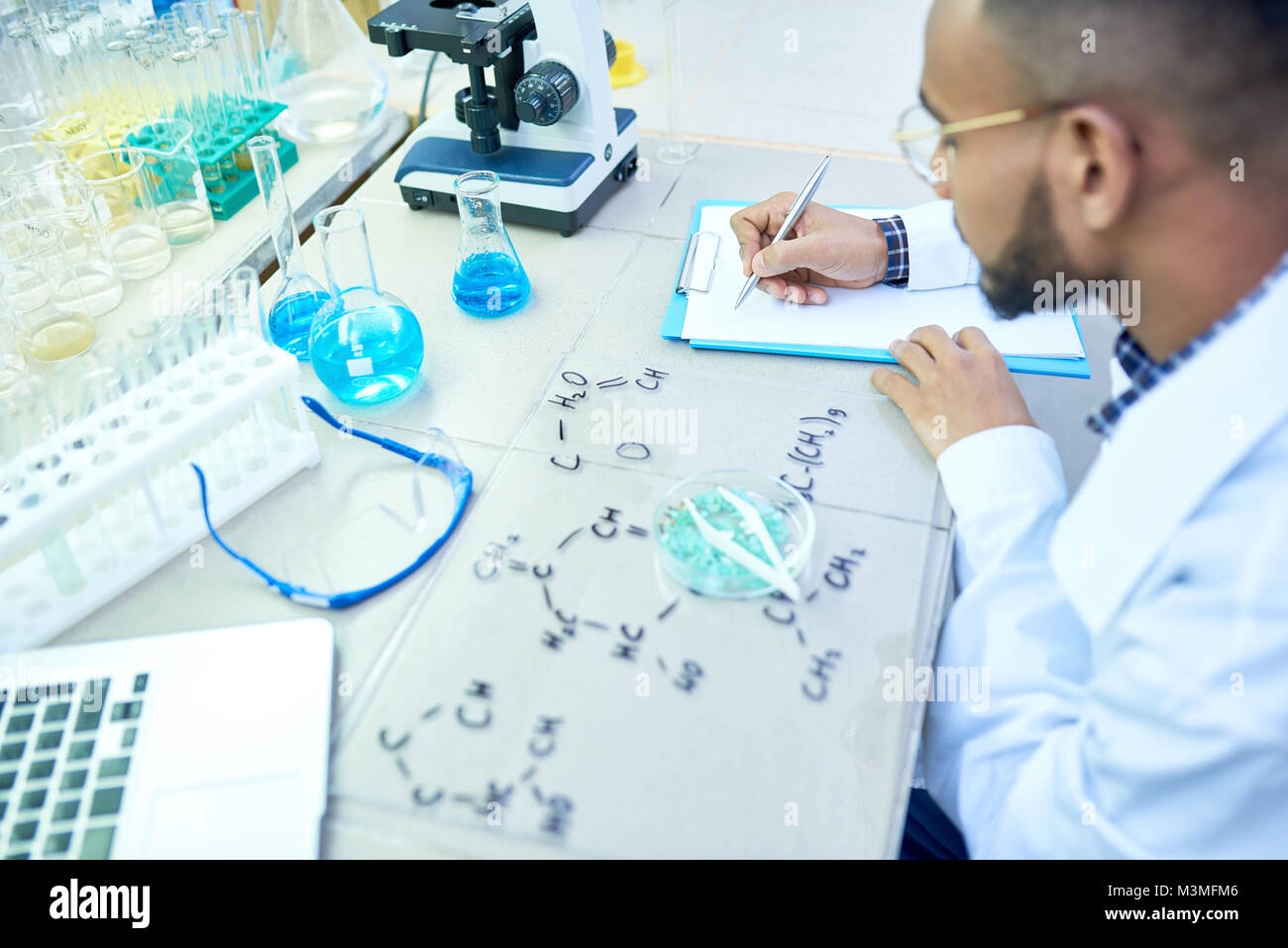 Des Nahen Ostens Wissenschaftler im Labor Stockfoto