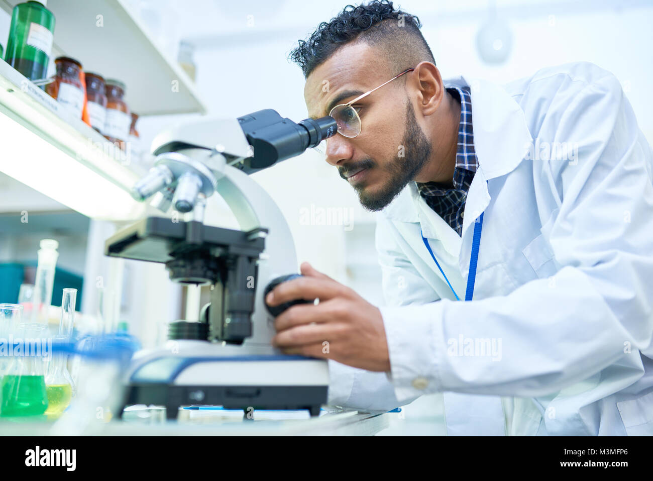 Wissenschaftler mit Mikroskop im Labor Stockfoto