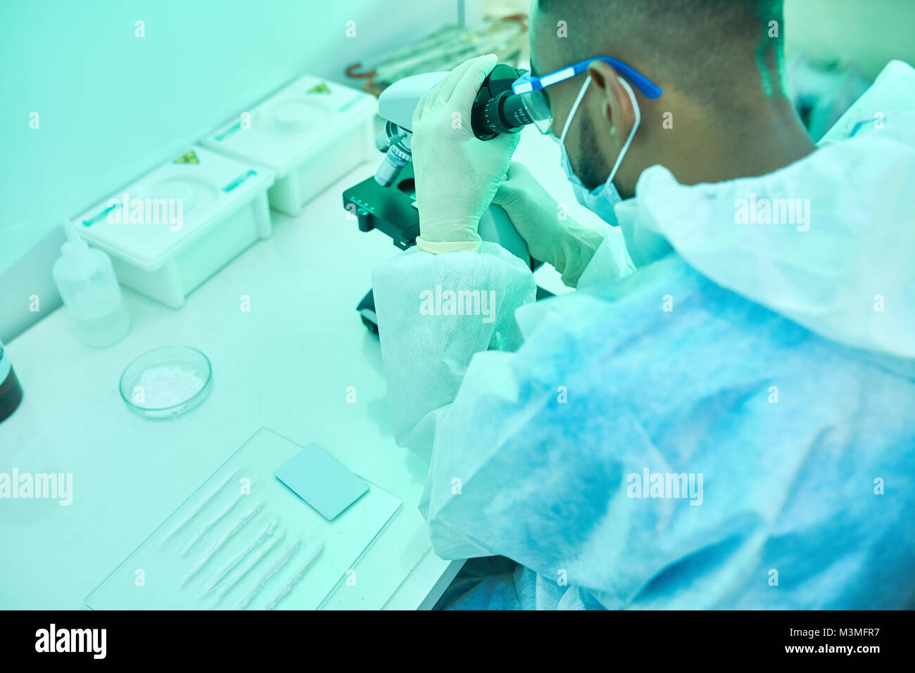Wissenschaftler mit Mikroskop im medizinischen Labor Stockfoto