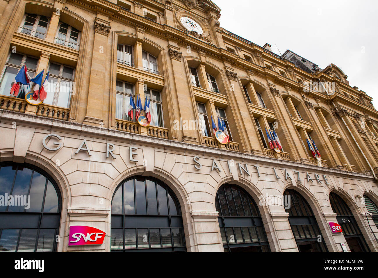 PARIS, Frankreich, 11. JULI 2014: Saint Lazare Bahnhof Fassade in Paris. Stockfoto